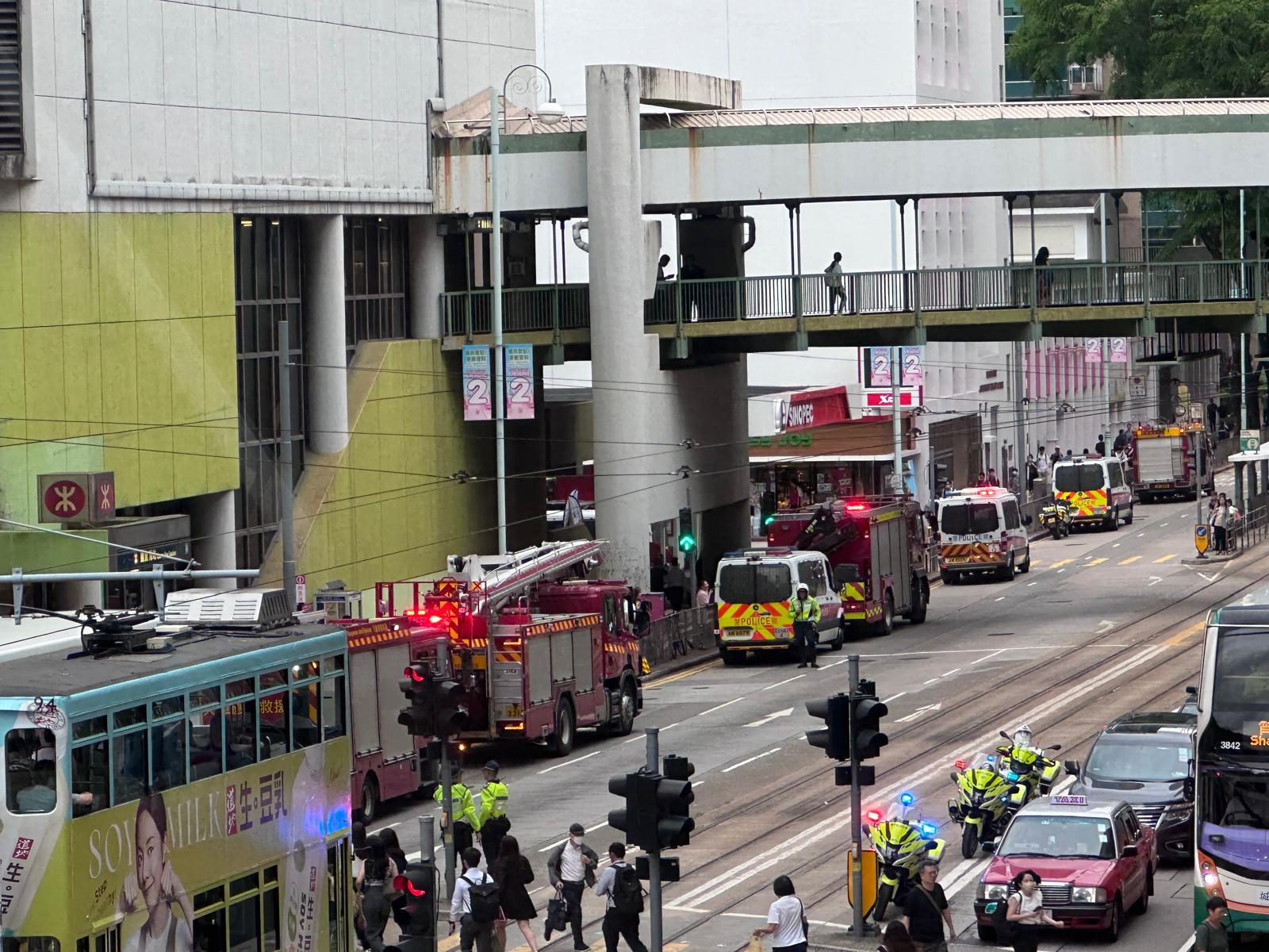 鰂魚涌站外有大批消防車和警車。(讀者提供圖片)