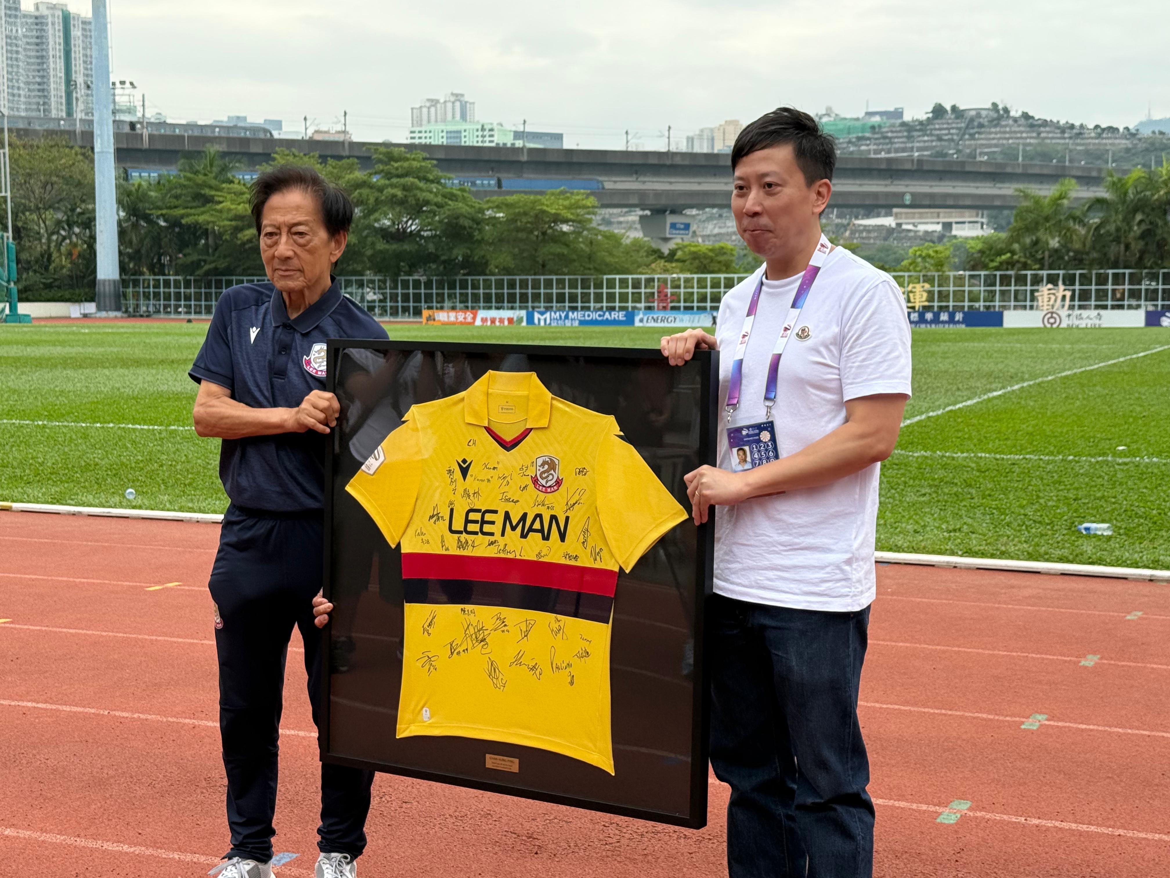 理文會長李文恩(右)為離隊的球會顧問陳鴻平送上紀念。(《am730》記者攝)