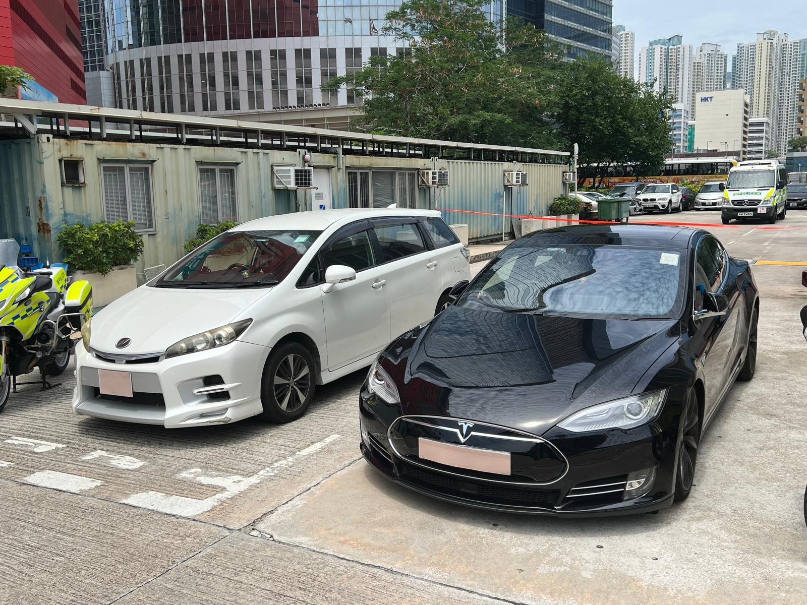 兩輛涉案私家車已被扣留調查及作進一步檢驗。