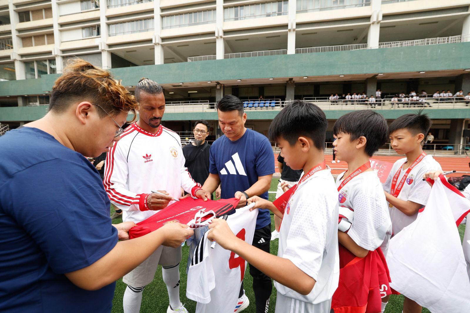 曼聯訪香港|親民的蘭尼(Nani)為喇沙書院學生逐一簽名。
