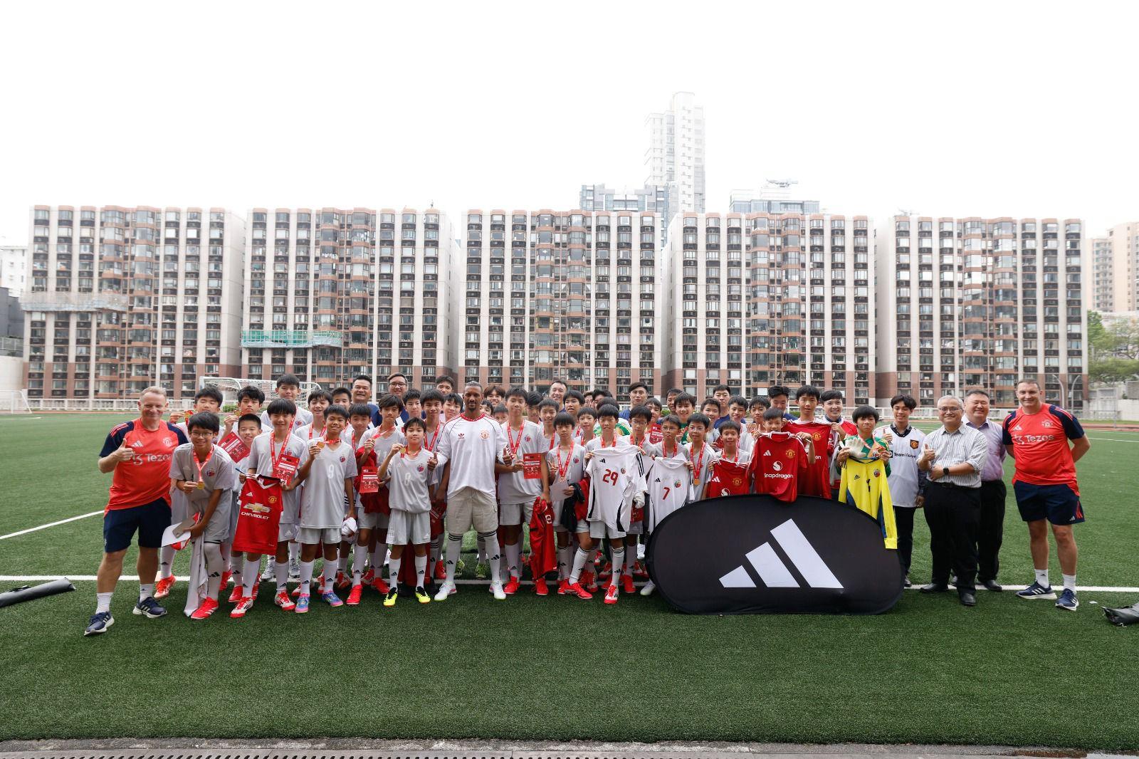 曼聯訪香港|喇沙書院校長梁浩然先生及球隊總教練黎柏勇代表致送該校校隊球衣予蘭尼(Nani)。