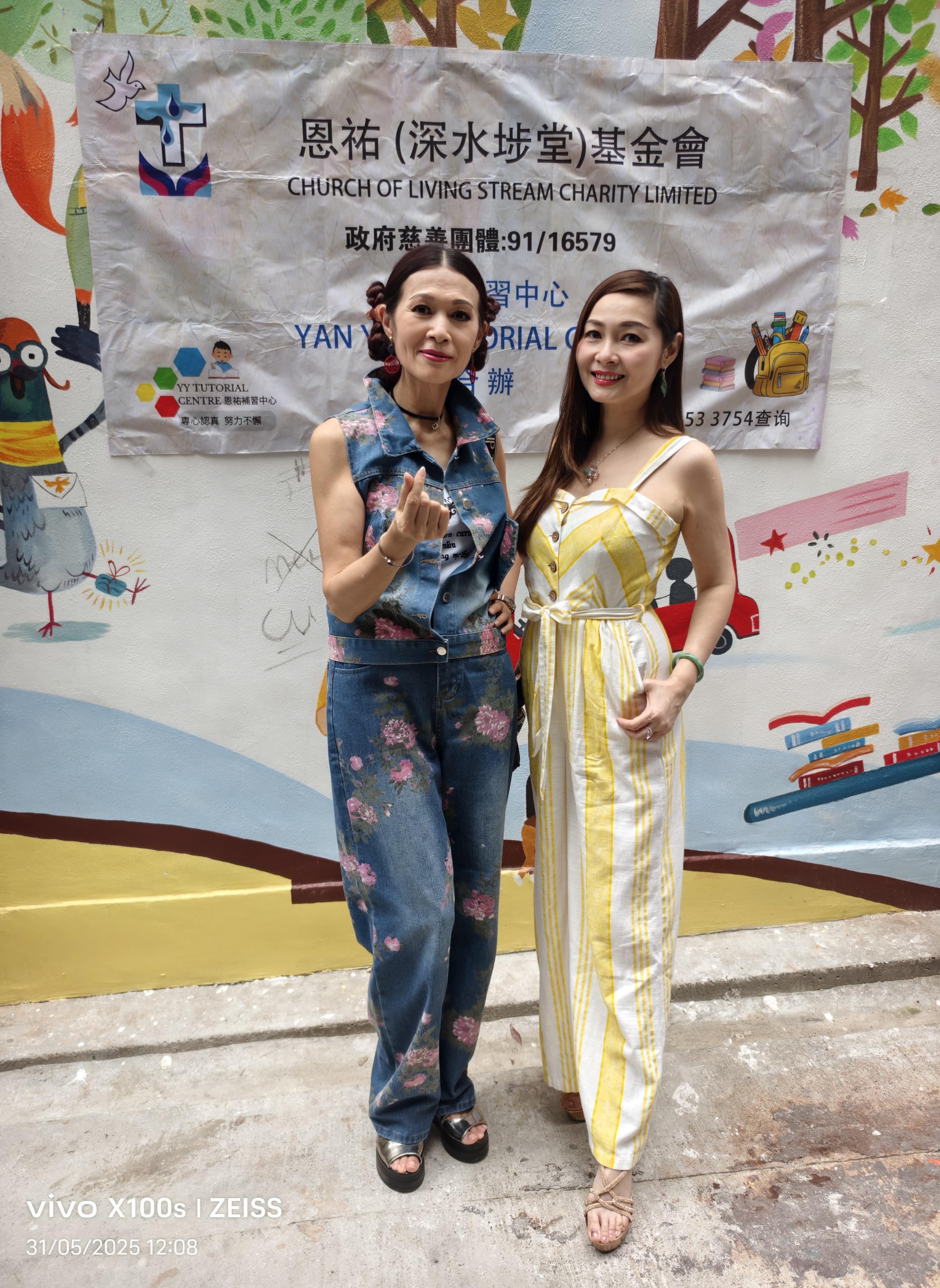 陳昭昭、麥翠嫺等有心人,於深水埗派發物資及福袋。