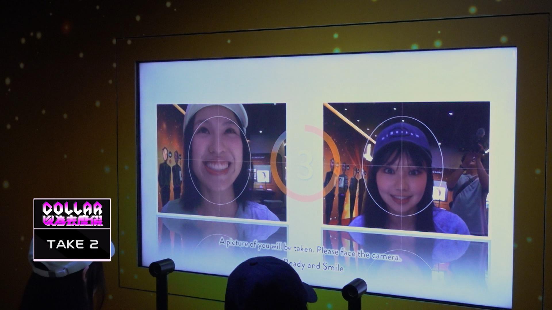 Winka和Day在樟宜時空體驗館內大玩笑容挑戰。