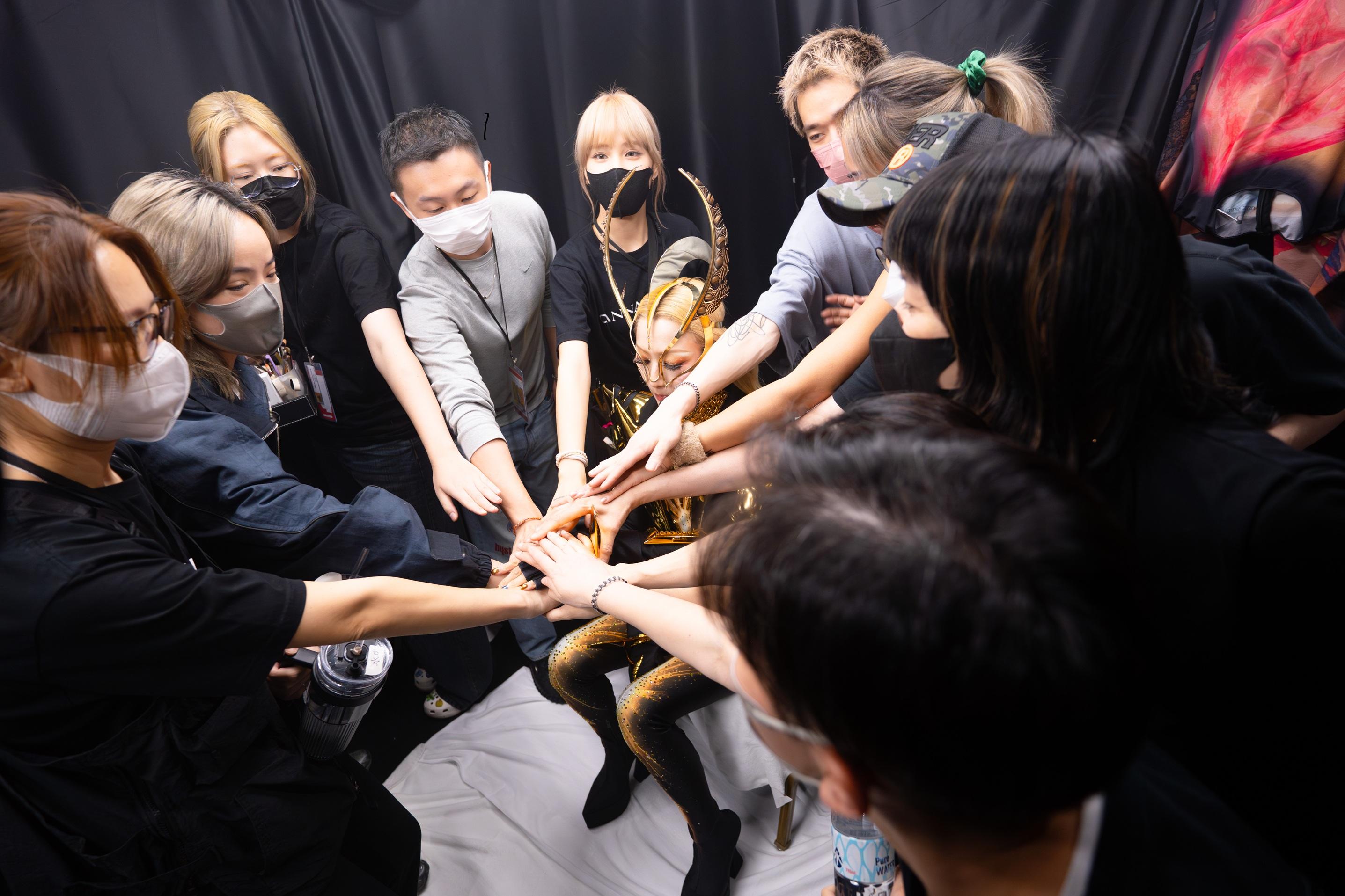 演唱會梳、化、服的兄弟姐妹,為即將上台的Sammi集氣。