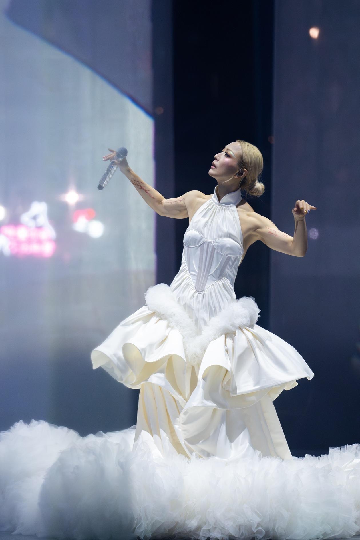 換上白色長裙的Sammi,仙氣十足。