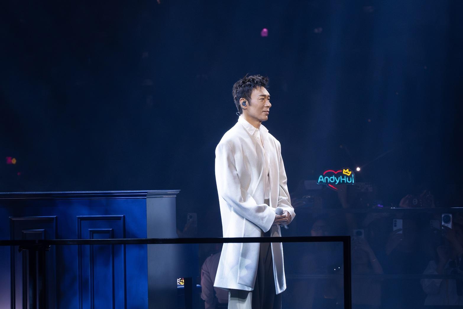 Sammi丈夫安仔,亦有份上台獻唱。