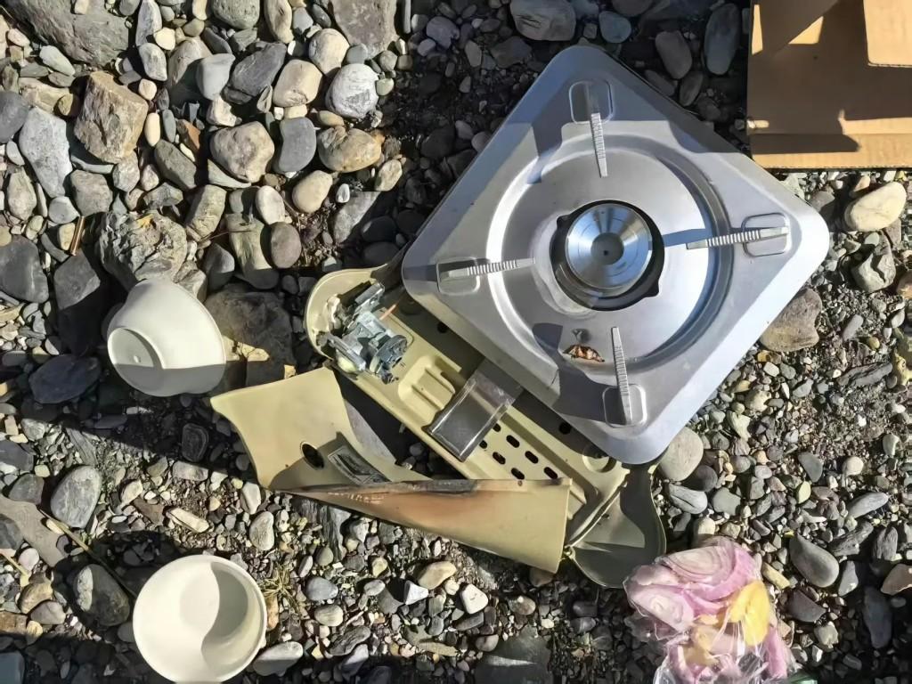 北京近日有市民野外燒烤時,所利用的手提卡式石油氣爐突然爆炸,造成兩家人7人不同程度燙傷。事後傷者臉部紮上繃帶被包成「木乃伊」。(微博)