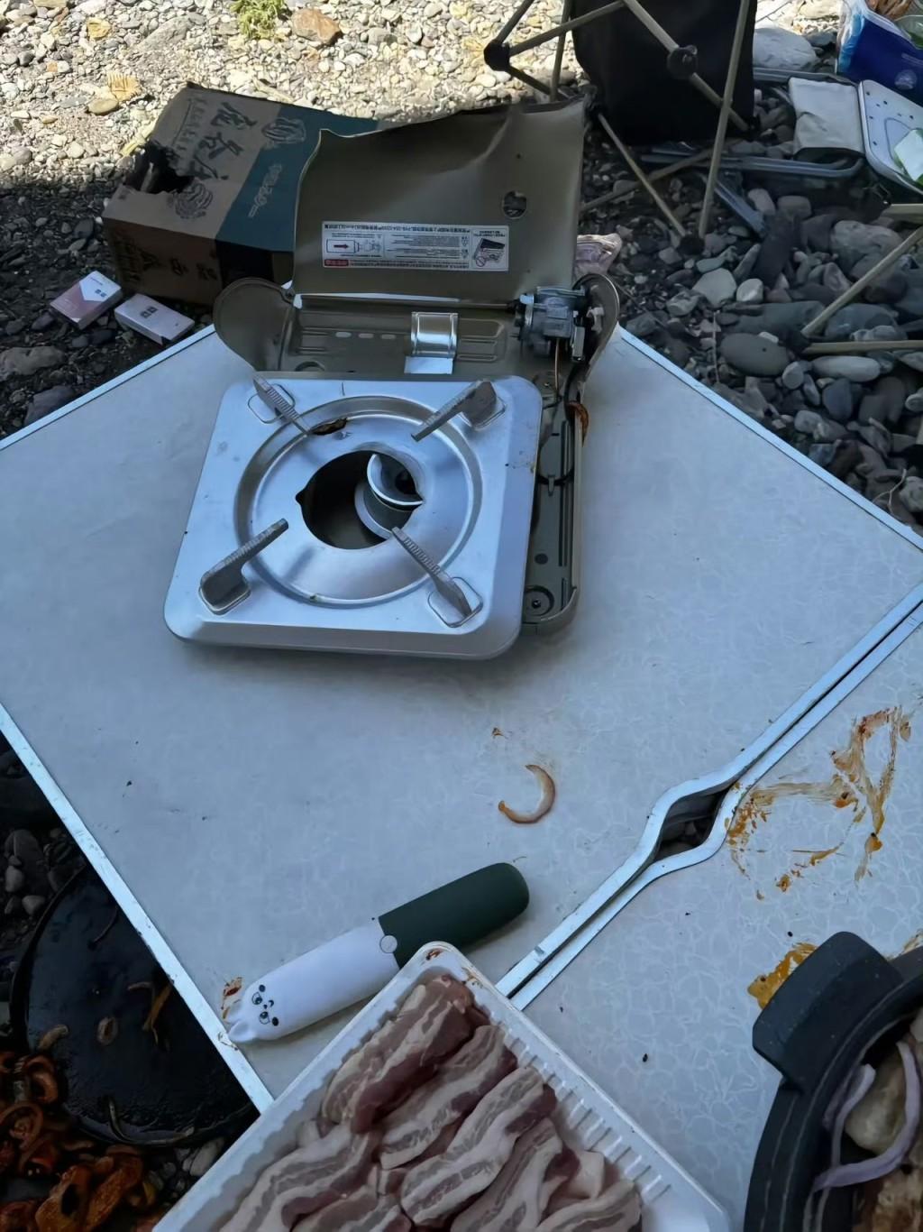 北京近日有市民野外燒烤時,所利用的手提卡式石油氣爐突然爆炸,造成兩家人7人不同程度燙傷。事後傷者臉部紮上繃帶被包成「木乃伊」。(微博)