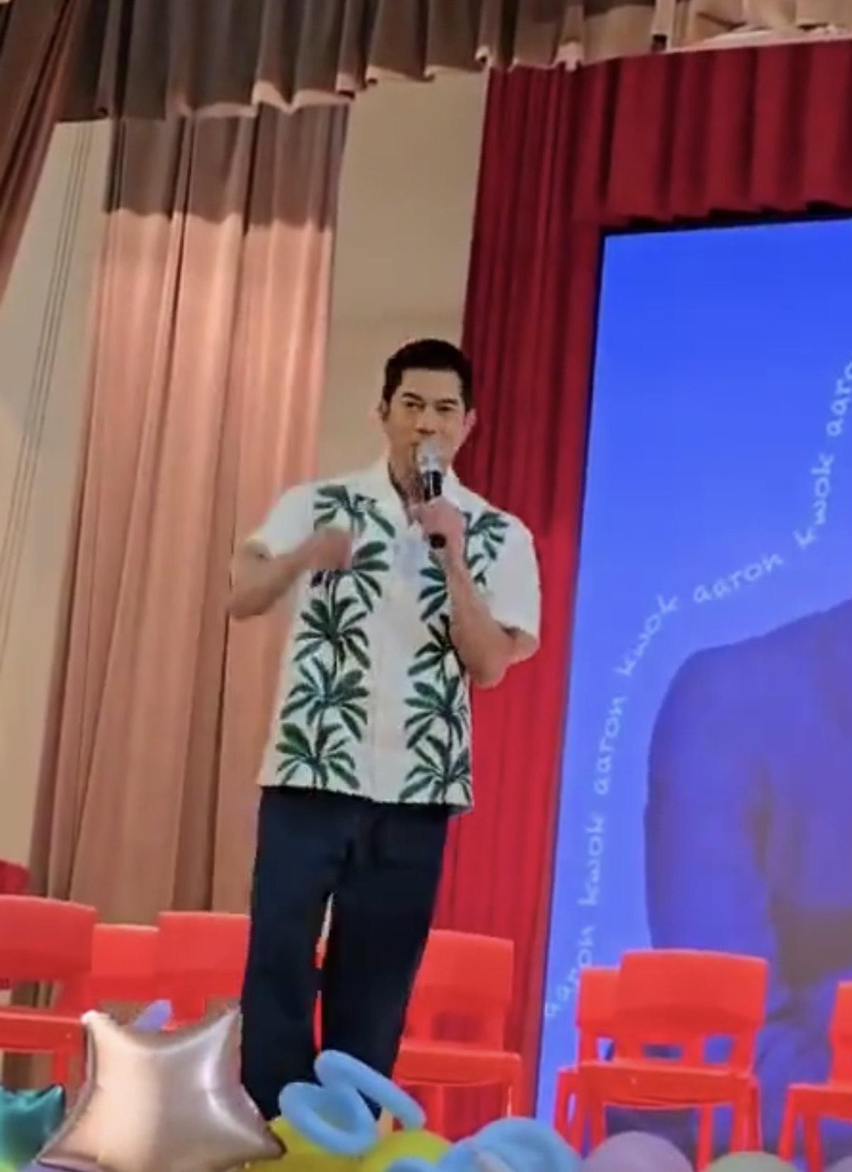 網民驚訝為何全場學生都識唱《強》 。