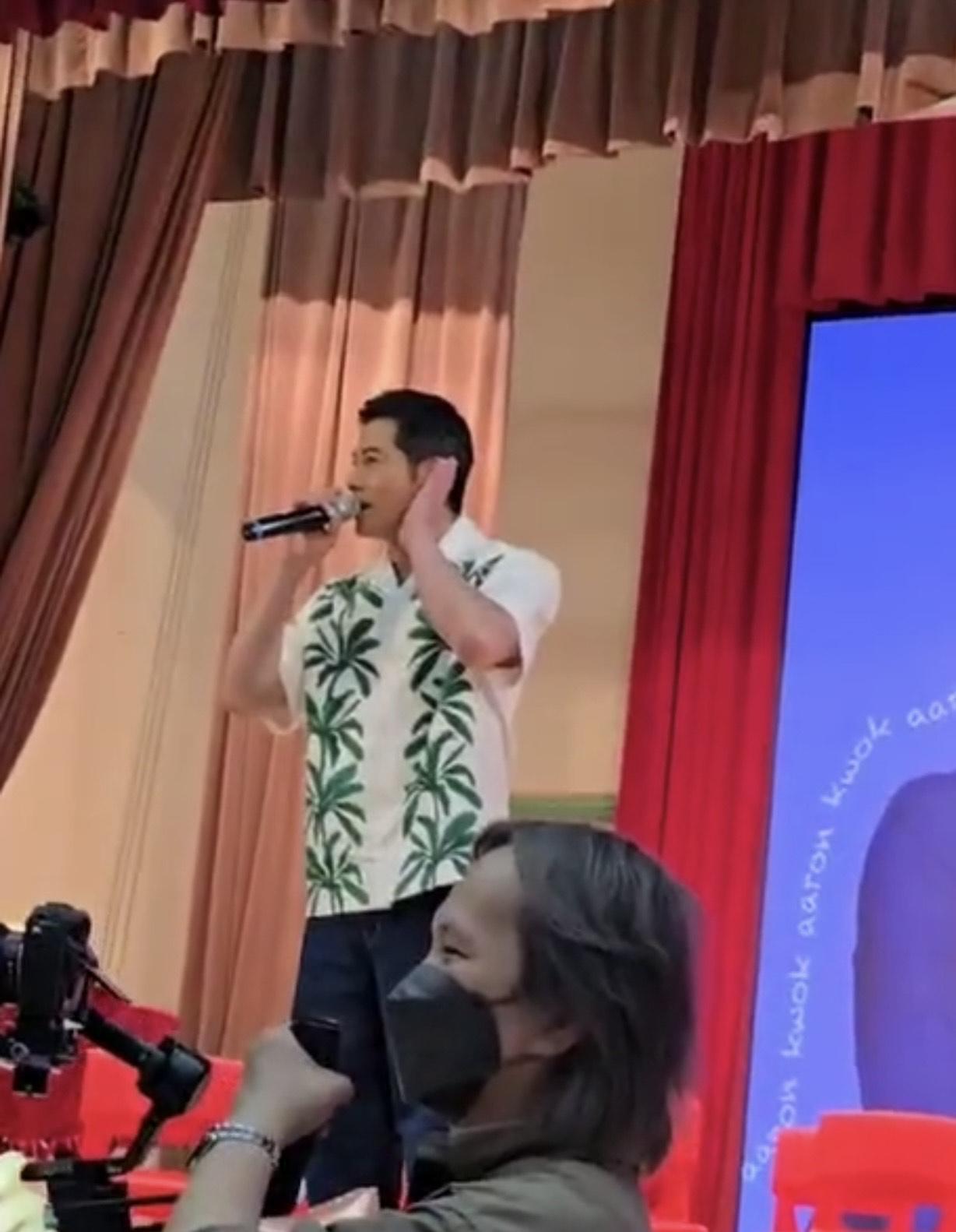 郭富城走到台下,與學生近距離接觸。