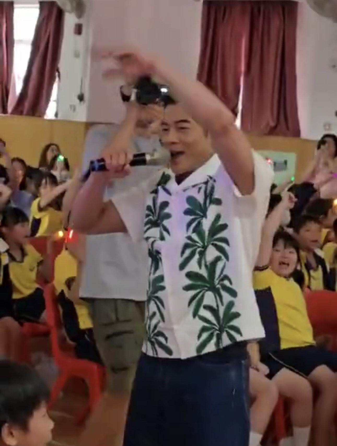 全場師生大合唱,氣氛高漲。