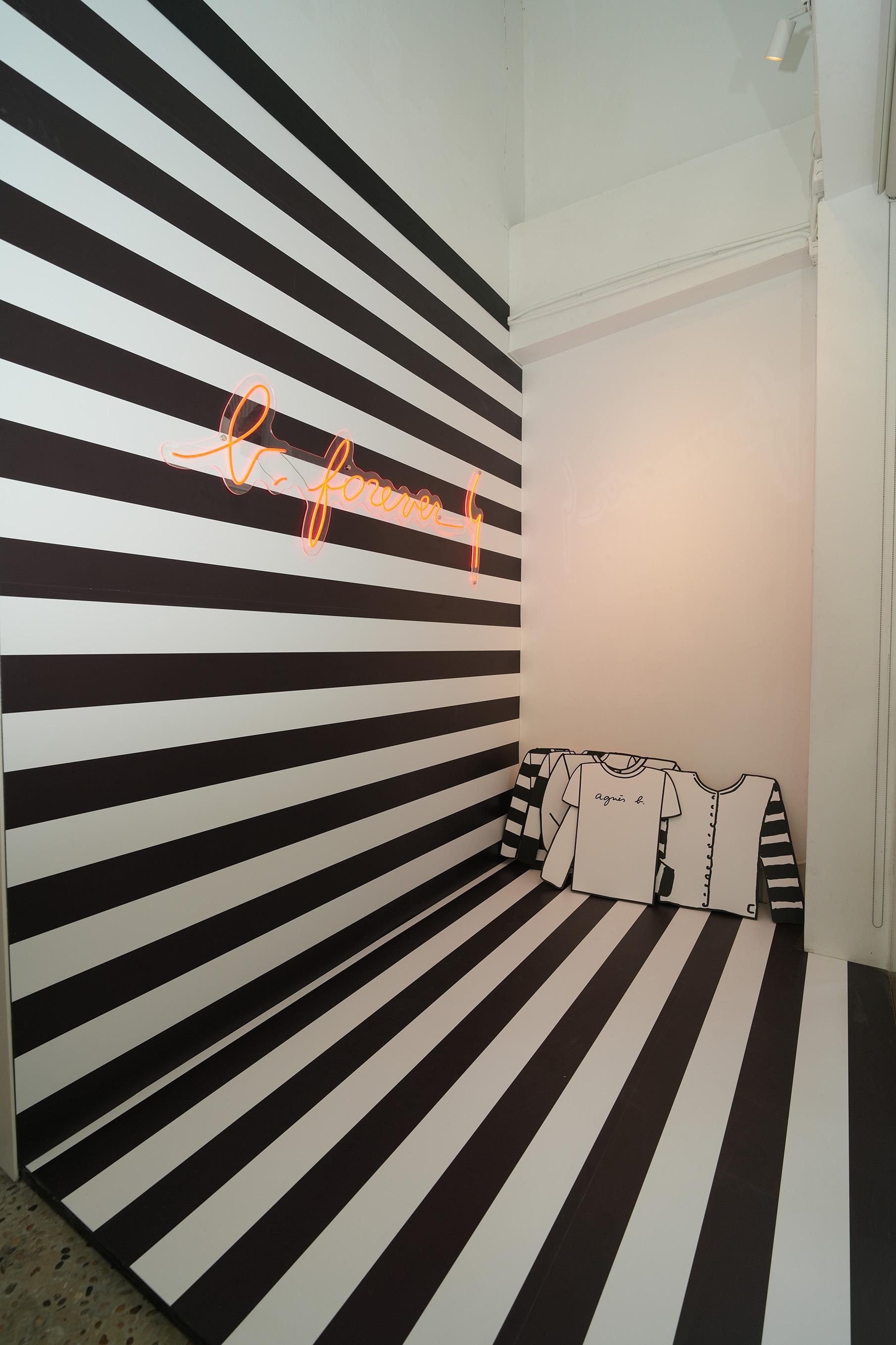 打卡區讓觀眾與條紋背景及Snap Cardigan合影