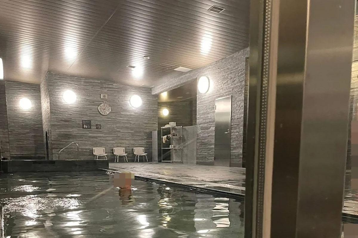 台灣有旅客發布在酒店浴場拍攝的多張照片,可見場內仍有客人使用。(網上圖片)