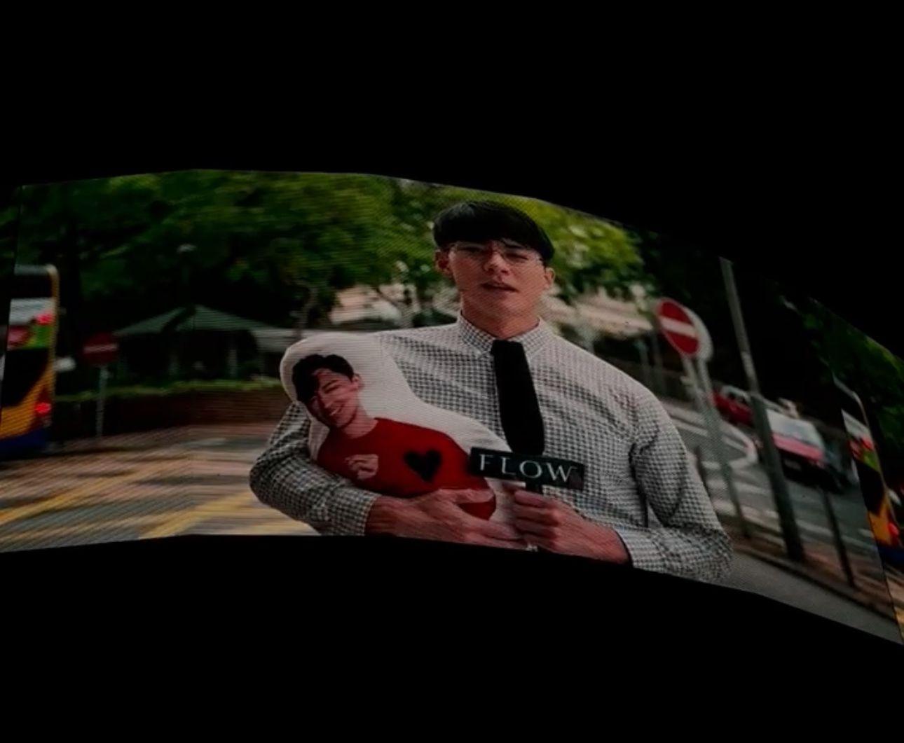 朱鑑然扮報道員街訪「市民」。