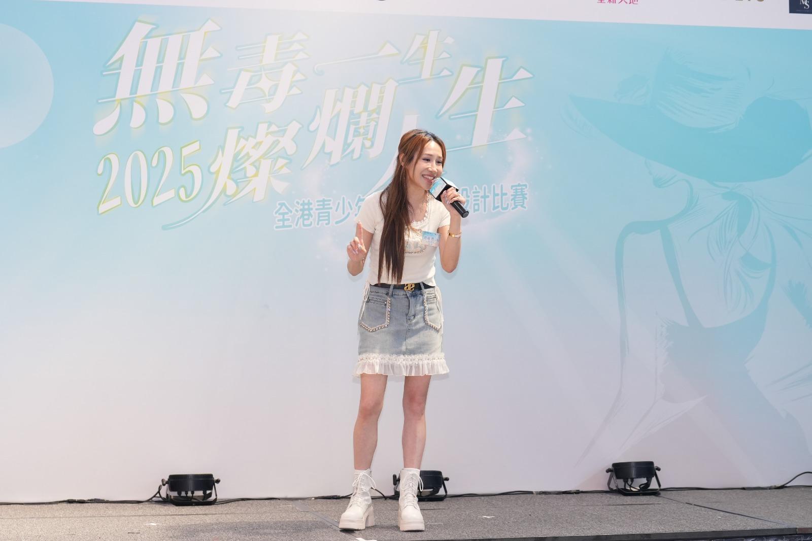 曹敏寶現場演繹歌曲《信》和《未結束的故事》。