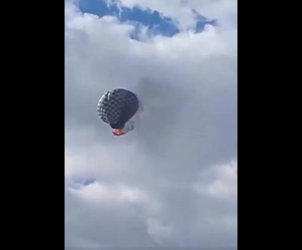 民眾拍到熱氣球升空,吊籃冒出熊熊火焰和黑煙。(互聯網)