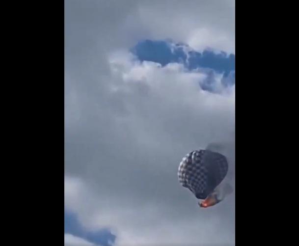 熱氣球吊籃火勢很大。(互聯網)