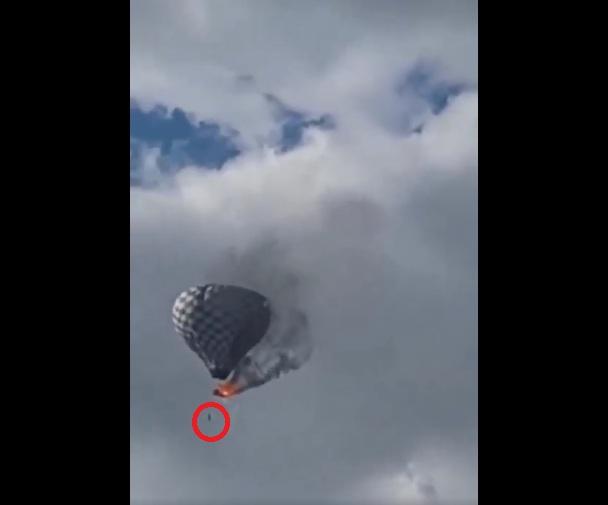 盧西奧被繩索纏著,隨著起火的熱氣球升空,吊在籃子下方(紅圈示)。(互聯網)