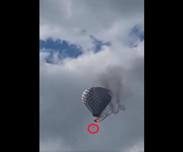 盧西奧被繩索纏著,隨著起火的熱氣球升空,吊在籃子下方(紅圈示)。(互聯網)