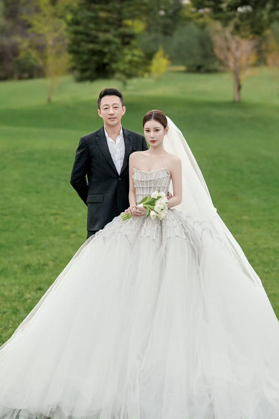 汪小菲與Mandy的婚照已在網上曝光。