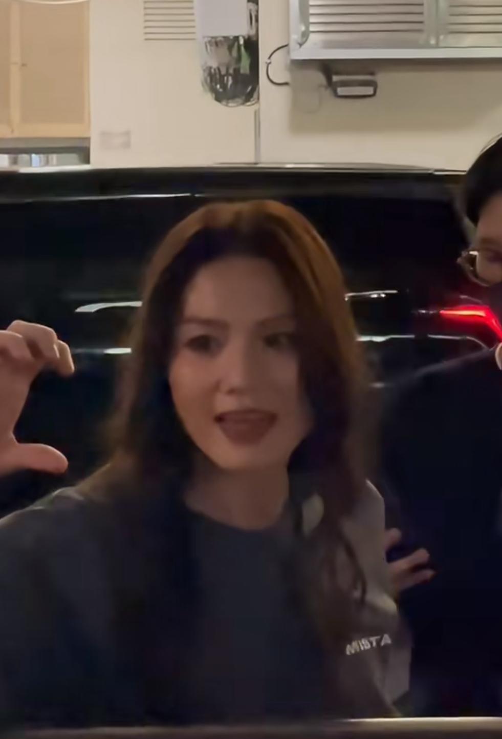 周秀娜與粉絲自拍互動,兼且擺出心形手勢,相當親民!