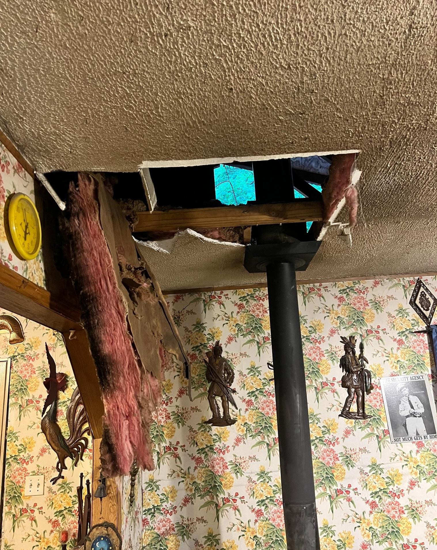 天花板穿了一個大洞。(互聯網)