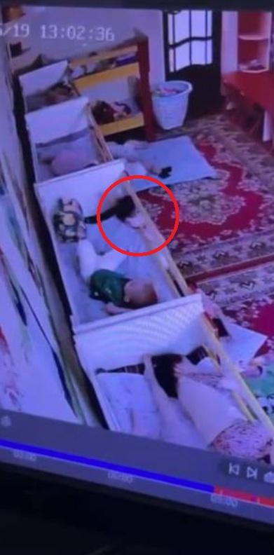 男童頭部卡在床圍中,身體懸空吊掛。(互聯網)