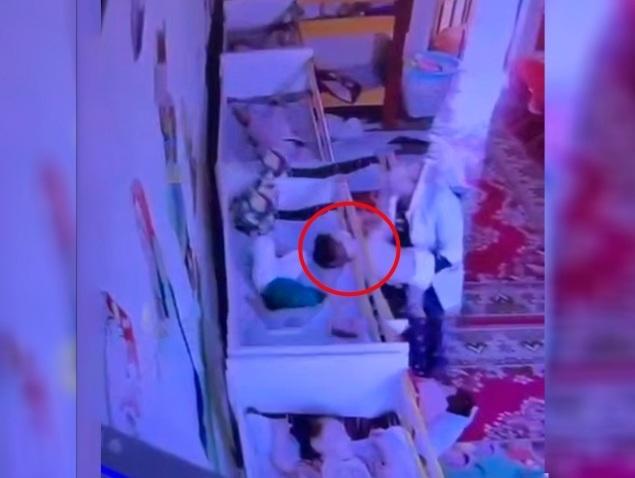 男童頭部卡在床圍中,女工發現後把推回床上救出。(互聯網)