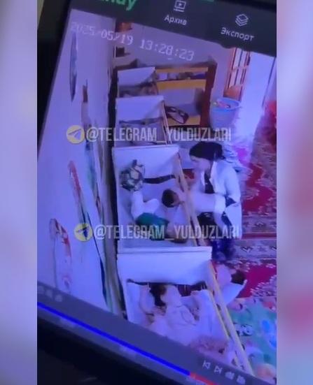 女工發現後嘗試把男童拉出,但頭部卡住。(互聯網)