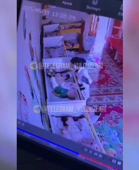 女工把男童推回床上,男童已沒有生命跡象。(互聯網)