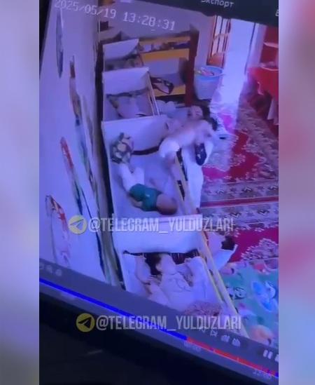 女工把男童抱走,送往治療。(互聯網)