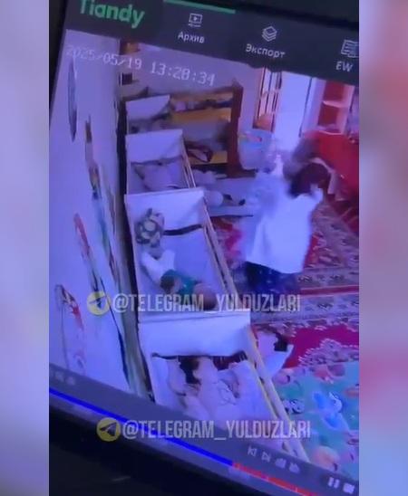 女工把男童抱走,送往治療。(互聯網)