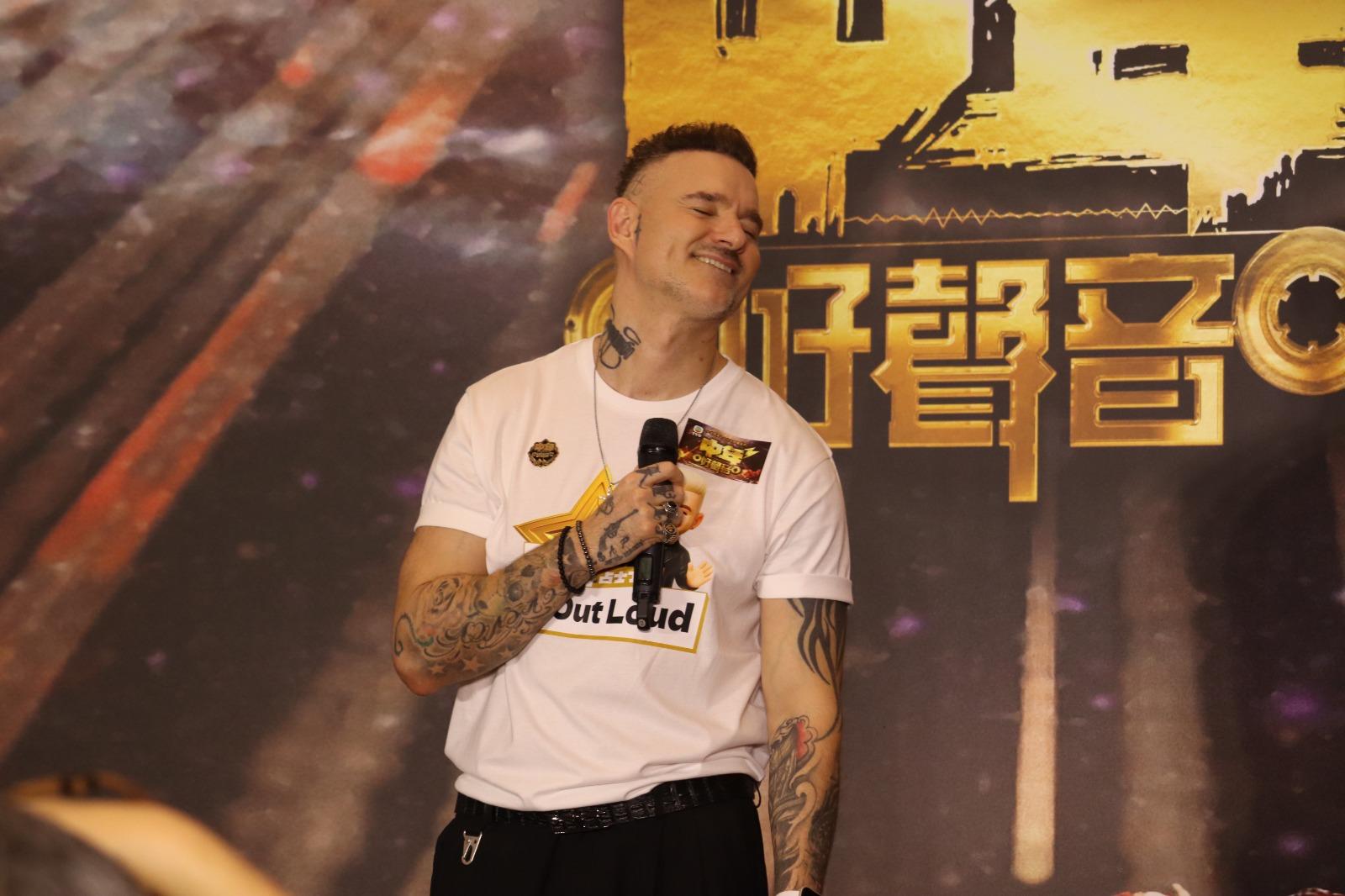 占士丁丁唱《海闊天空》。