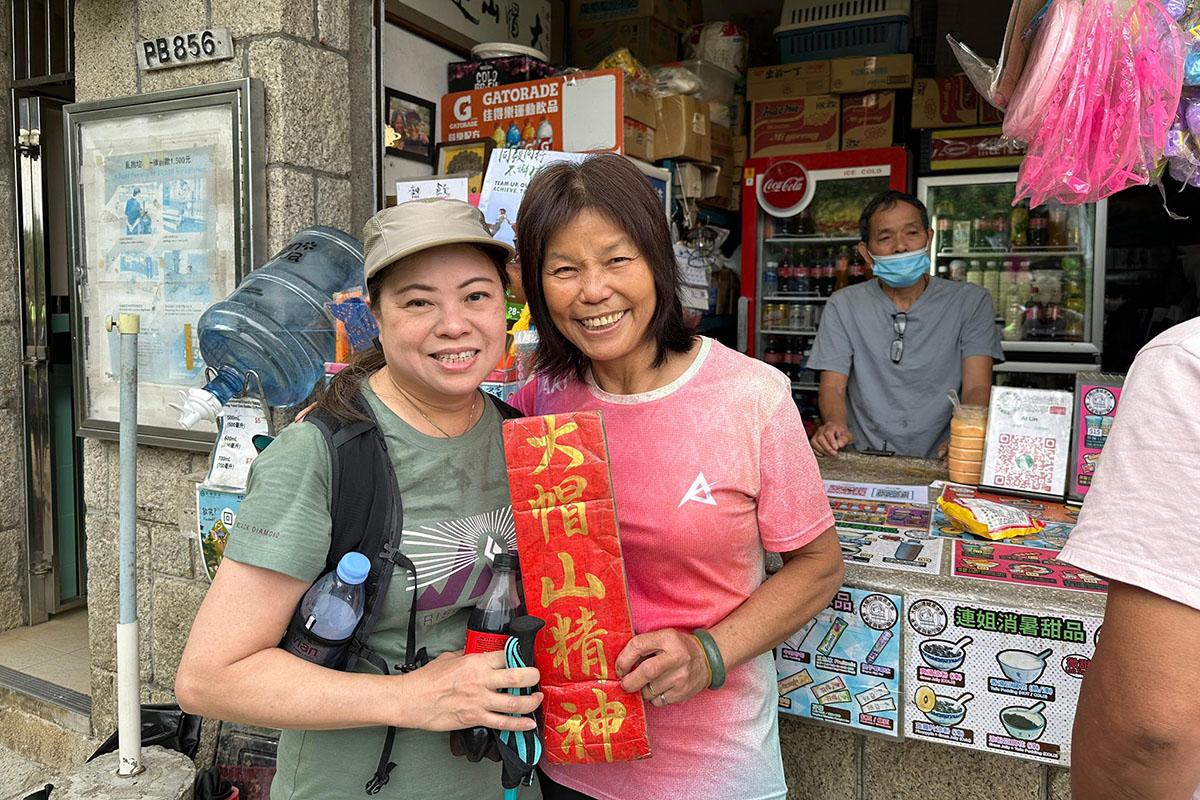 羅淑佩(左)同大帽山蓮姐(右)笑晒口合照。(羅淑佩FB)