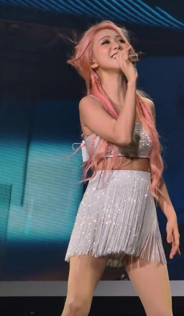 薛凱琪當晚演出時以銀白Tube Top配超短裙的惹火造型登場。