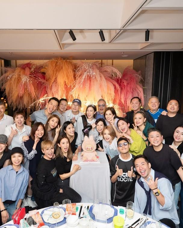 阿佘一向在圈中人緣極佳,愛錫她的朋友在她不知情的情況下現身內地探班!