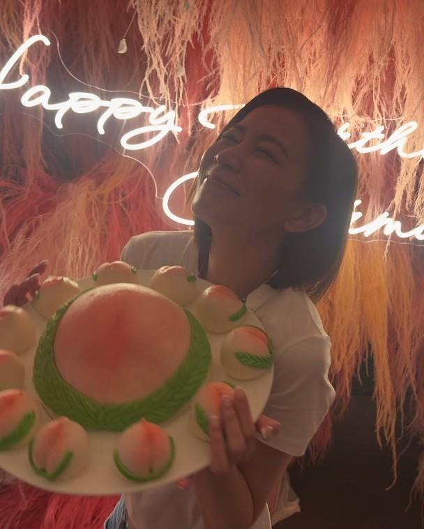 阿佘立刻感動到眼濕濕!