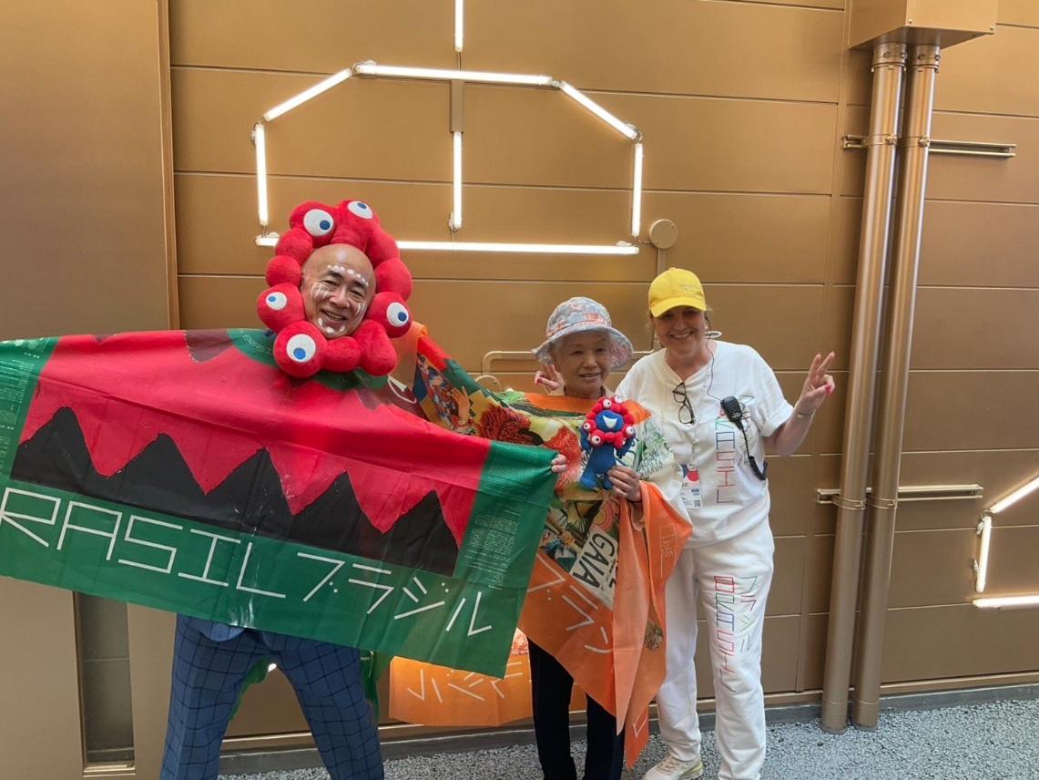 山田外美代參觀巴西館。(互聯網)