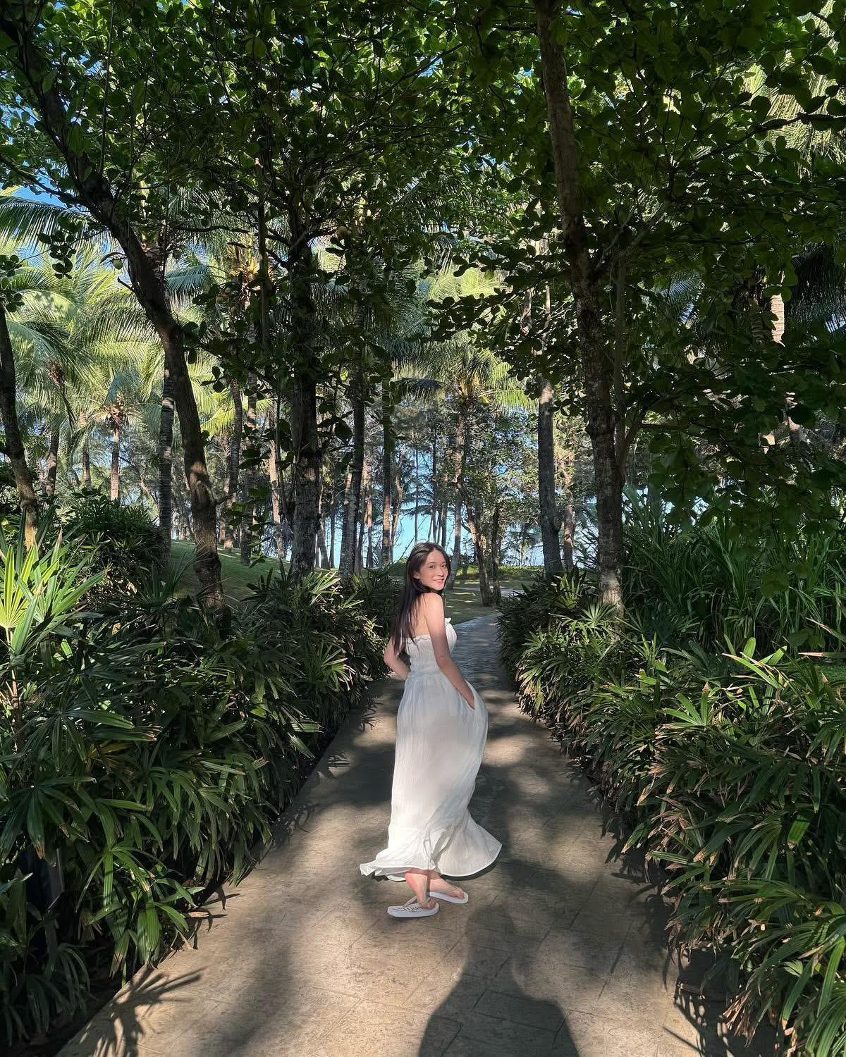 雲浩影體驗耕田、餵雞,認為樸實的生活有平凡的幸福。