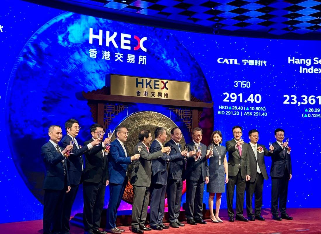 港交所行政總裁陳翊庭(右四)與財政司長陳茂波等出席寧德時代上市儀式。(中通社)