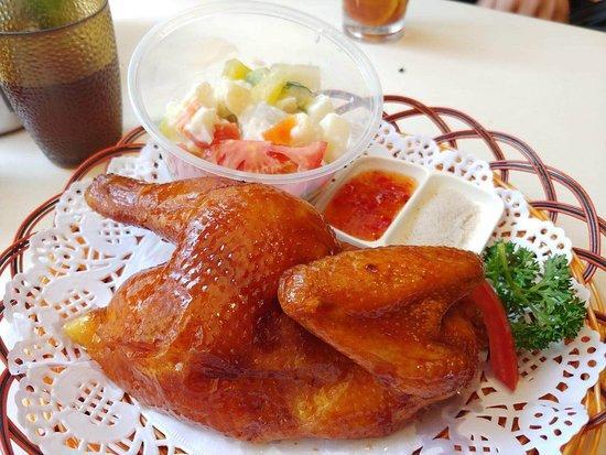 薔紅茶餐廳主打招牌脆皮燒春雞。