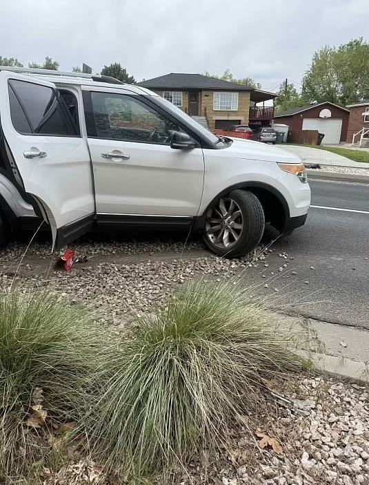 男童開SUV載妹妹去買麥當勞,撞到一處停車位置才停下,車身損毀。(互聯網)
