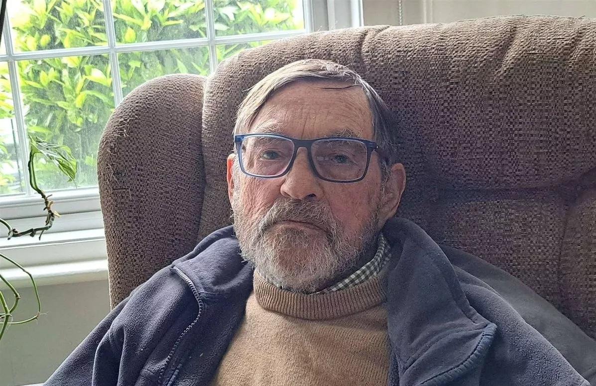 83歲的史密斯喪妻後,幸得愛貓陪伴,給他心靈慰藉。(互聯網)