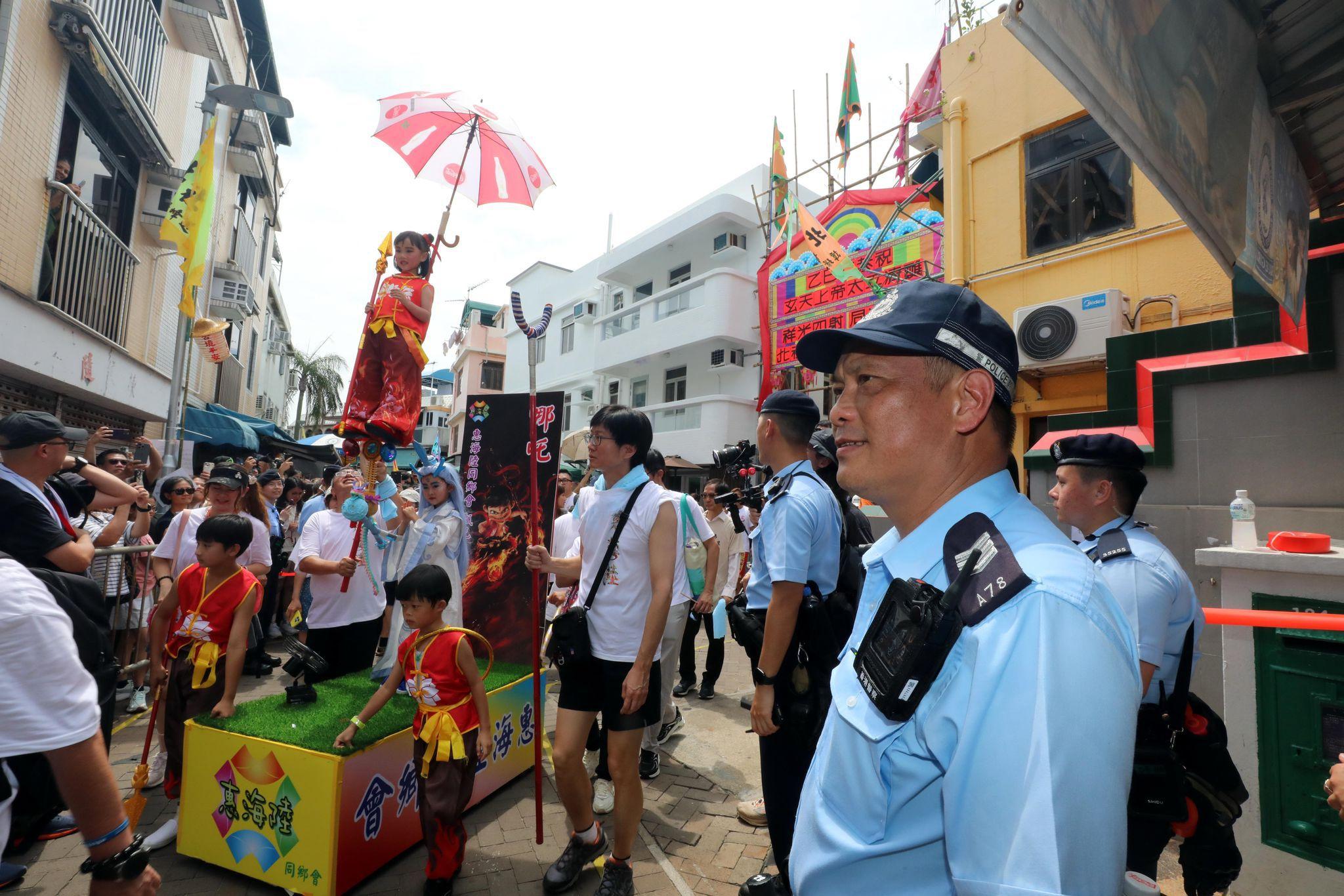 幾乎每年的太平清醮均能看到關以銓「銓哥」當值的身影。(《警聲》提供)