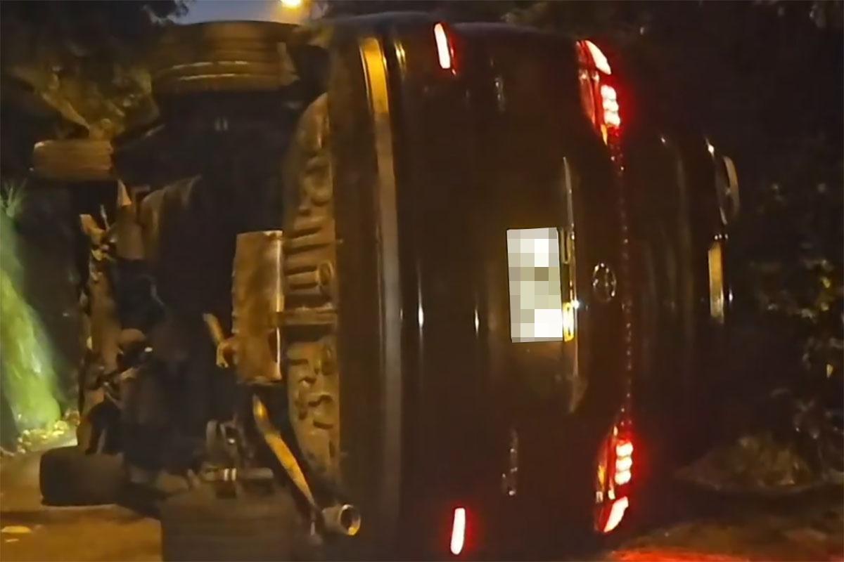 飛鵝山凌晨有私家車撞向山邊後翻側攔路,司機逃去無蹤。(Threads影片截圖)