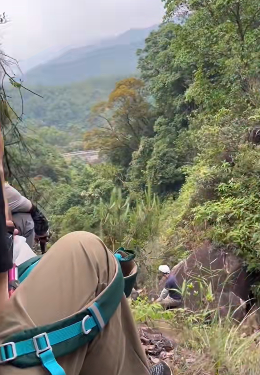 25日,福建一名女子在爬山拍照時不幸墜崖身亡。圖為救援現場。(圖/翻攝自內地媒體《大皖新聞》)