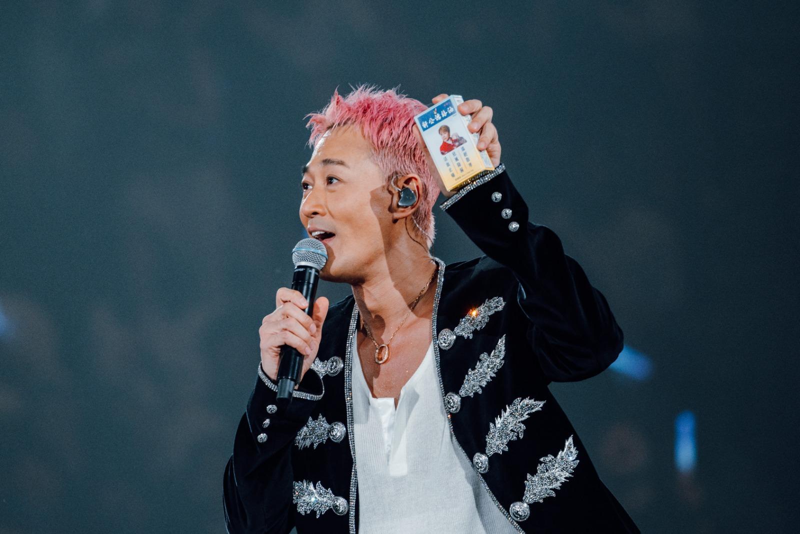 自認後輩的軒仔,向阿峯送上特別調製的「軒公活絡油」。