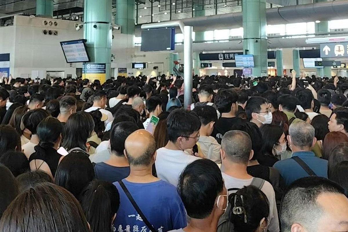 月初五一黃金周期間,落馬洲站一度有大批乘客未能連接網絡出示二維碼,逼滿車站。(網上圖片)