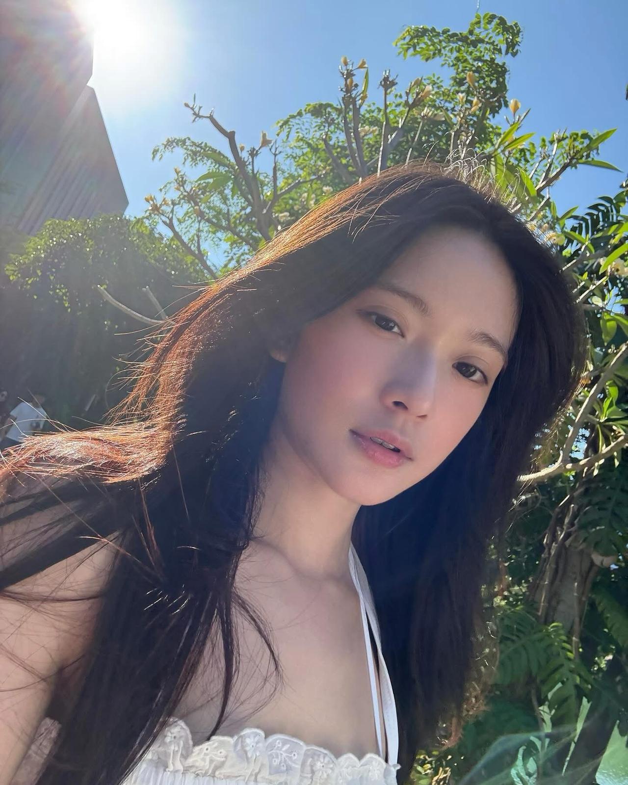 雲浩影體驗耕田、餵雞,認為樸實的生活有平凡的幸福。