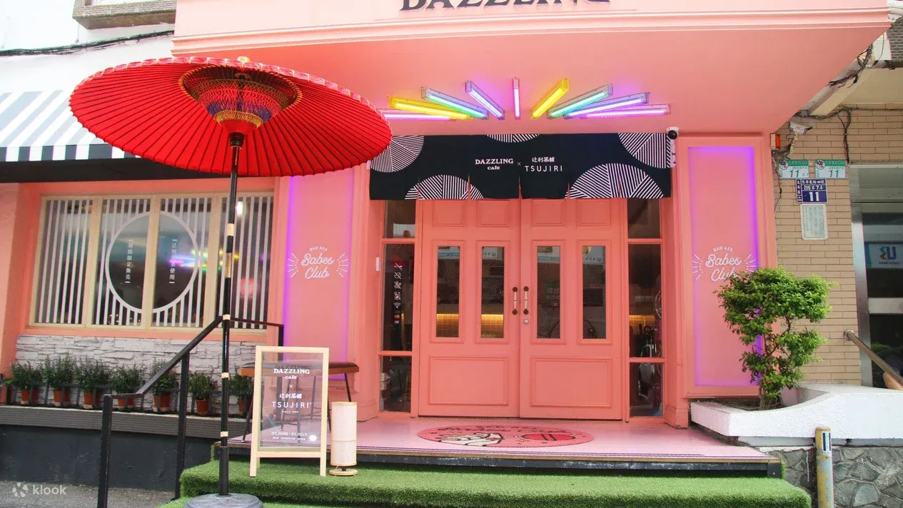 Dazzling Cafe於2010年在台灣開幕,粉紅主調吸引不少少女來打卡。